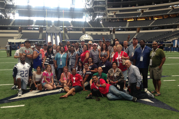 CowboysFansOnField600x400