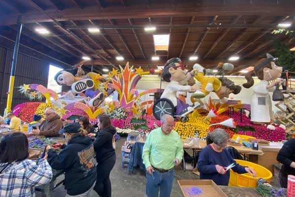 Rose Parade Float Decorating Volunteers